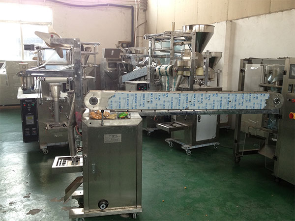 顆粒包裝機生產廠家廠房內展示